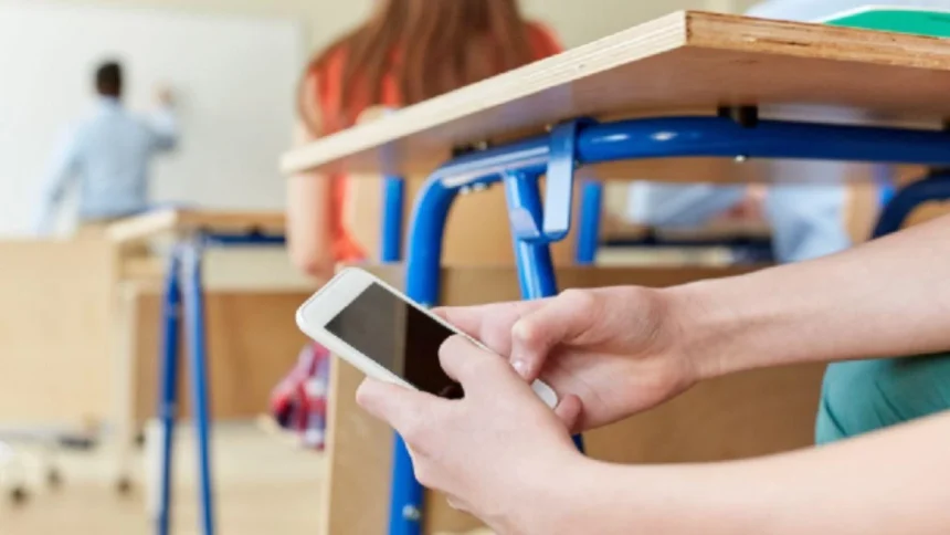 rio-negro-regula-el-celular-y-la-ia-ante-el-impacto-de-la-tecnologia-en-las-aulas