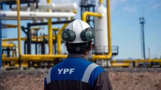 ypf-rompio-records-en-el-segundo-trimestre:-gano-u$s-1.205-millones-y-disparo-su-ganancia-de-caja