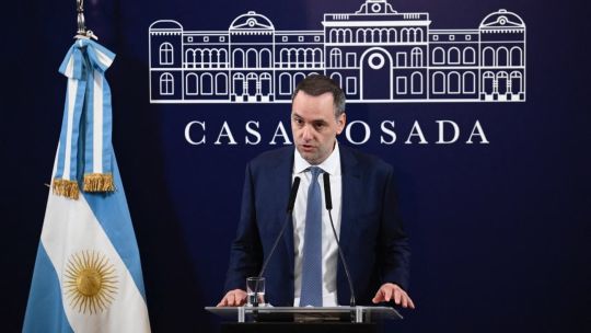 la-cronologia-del-escandalo-que-termino-con-la-renuncia-de-manuel-adorni