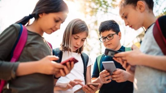 europa-avanza-con-restricciones-para-menores-en-redes-sociales-y-crece-el-debate-sobre-el-uso-de-celulares
