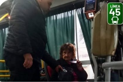 colectivero-de-posadas-encontro-un-bolso-con-dinero-que-se-habia-olvidado-una-pasajera-y-la-localizo-para-devolverlo