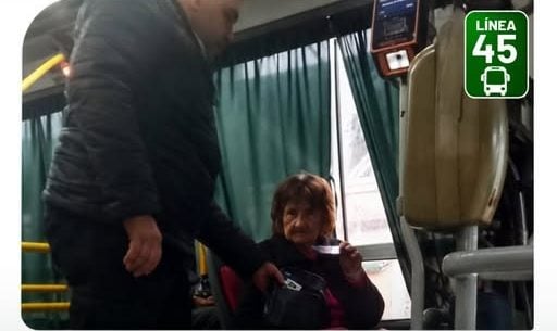 colectivero-de-posadas-encontro-un-bolso-con-dinero-que-se-habia-olvidado-una-pasajera-y-la-localizo-para-devolverlo