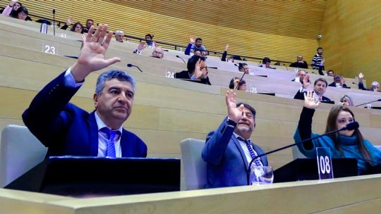 legislatura-de-cordoba:-el-juecismo-vota-el-“auxilio”-de-nacion,-pero-rechaza-la-“fiesta”-estatal-de-llaryora
