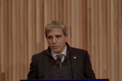 “cristina-no-se-junta-con-kicillof,-massa-tampoco”:-luis-caputo-se-metio-en-la-interna-peronista-y-alerto-a-los-empresarios-sobre-el-“riesgo-kuka”