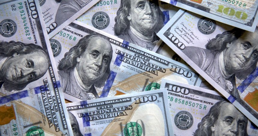 con-el-dolar-estable,-sube-el-riesgo-pais-mientras-el-mercado-centra-su-expectativa-en-la-licitacion-de-deuda-de-esta-tarde