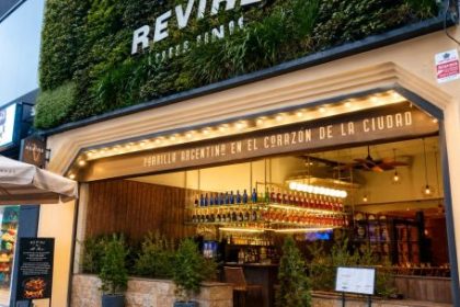 ¿donde-comer-una-buena-parrilla-en-buenos-aires?-revire-brasas-bravas,-la-experiencia-del-autentico-asado-argentino-sobre-avenida-corrientes