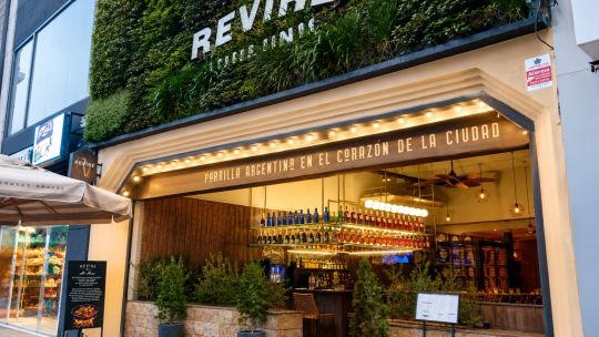 ¿donde-comer-una-buena-parrilla-en-buenos-aires?-revire-brasas-bravas,-la-experiencia-del-autentico-asado-argentino-sobre-avenida-corrientes