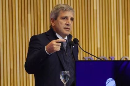 caputo-en-cordoba-hablo-sobre-la-micro:-“los-programas-llevan-tiempo,-hay-que-perseverar”