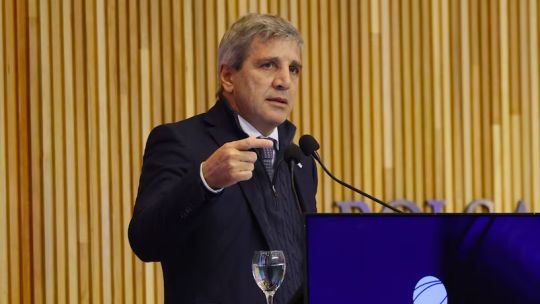 caputo-en-cordoba-hablo-sobre-la-micro:-“los-programas-llevan-tiempo,-hay-que-perseverar”