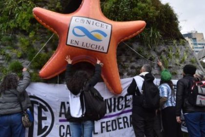 todas-las-fotos-que-dejo-el-“banderazo-por-la-ciencia”-en-el-obelisco:-“basta-de-recortar-fondos”