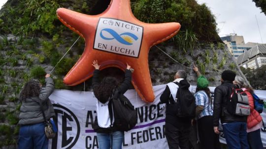 todas-las-fotos-que-dejo-el-“banderazo-por-la-ciencia”-en-el-obelisco:-“basta-de-recortar-fondos”