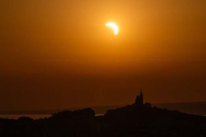 eclipse-solar-en-espana:-millones-de-personas-salieron-a-observar-el-fenomeno