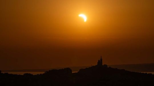 eclipse-solar-en-espana:-millones-de-personas-salieron-a-observar-el-fenomeno