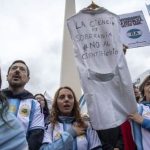 scientists-march-against-milei’s-cuts-wearing-albiceleste-shirts