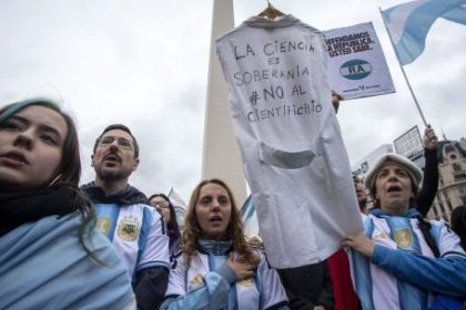 scientists-march-against-milei’s-cuts-wearing-albiceleste-shirts