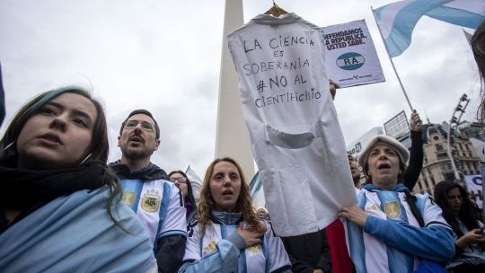 scientists-march-against-milei’s-cuts-wearing-albiceleste-shirts