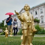 se-robaron-mas-de-200-mini-estatuas-de-mozart-y-su-perro-que-formaban-parte-de-una-instalacion-en-salzburgo-por-el-270°-aniversario-del-nacimiento-del-compositor