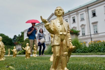 se-robaron-mas-de-200-mini-estatuas-de-mozart-y-su-perro-que-formaban-parte-de-una-instalacion-en-salzburgo-por-el-270°-aniversario-del-nacimiento-del-compositor