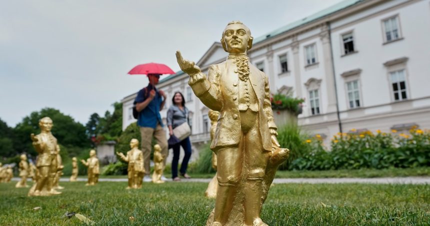 se-robaron-mas-de-200-mini-estatuas-de-mozart-y-su-perro-que-formaban-parte-de-una-instalacion-en-salzburgo-por-el-270°-aniversario-del-nacimiento-del-compositor