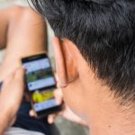 dia-del-nino:-como-elegir-el-primer-celular-para-un-chico-y-que-controles-parentales-activar