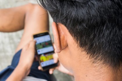 dia-del-nino:-como-elegir-el-primer-celular-para-un-chico-y-que-controles-parentales-activar