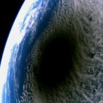 el-eclipse-solar-total-desde-la-orbita-terrestre:-un-sombra-gigante-avanzando-sobre-la-tierra