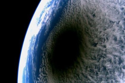 el-eclipse-solar-total-desde-la-orbita-terrestre:-un-sombra-gigante-avanzando-sobre-la-tierra