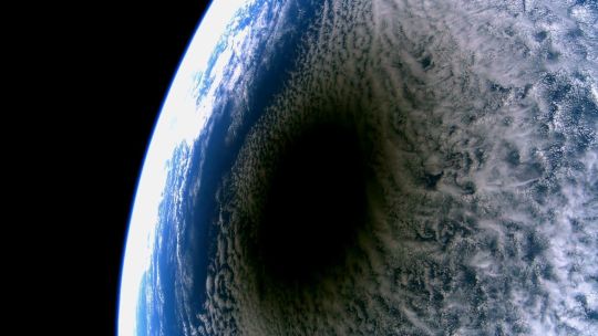 el-eclipse-solar-total-desde-la-orbita-terrestre:-un-sombra-gigante-avanzando-sobre-la-tierra