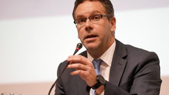 sandleris:-“la-economia-esta-mucho-mejor,-pero-la-mejora-no-impacto-en-salarios-ni-empleo”