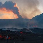 una-nueva-erupcion-del-volcan-etna:-miles-de-turistas-varados-en-sicilia-y-700-vuelos-cancelados-en-pleno-verano