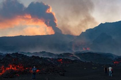 una-nueva-erupcion-del-volcan-etna:-miles-de-turistas-varados-en-sicilia-y-700-vuelos-cancelados-en-pleno-verano