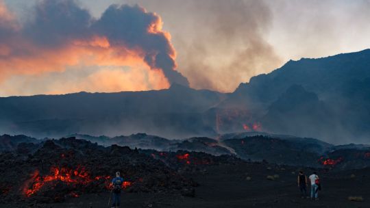 una-nueva-erupcion-del-volcan-etna:-miles-de-turistas-varados-en-sicilia-y-700-vuelos-cancelados-en-pleno-verano