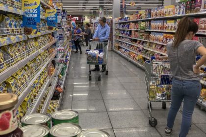 canasta-basica:-el-indec-dice-que-una-familia-necesito-1564.716-pesos-en-julio-para-no-ser-considerada-pobre