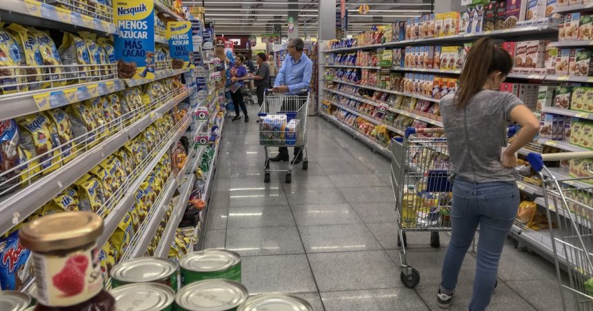 canasta-basica:-el-indec-dice-que-una-familia-necesito-1564.716-pesos-en-julio-para-no-ser-considerada-pobre
