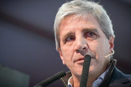 luis-caputo-anuncio-la-flexibilizacion-de-creditos-en-dolares-para-empresas:-“va-a-ayudar-a-reactivar-la-economia”