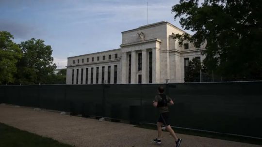 la-fed-vuelve-a-dividirse-por-las-tasas:-hammack-pide-una-suba-inmediata-pese-a-la-moderacion-de-la-inflacion
