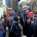 terrible-video:-un-colectivo-mato-a-una-mujer-yendo-marcha-atras-en-una-avenida-en-moreno