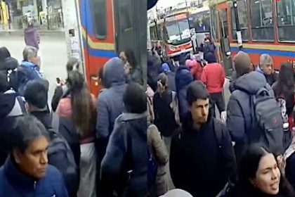 terrible-video:-un-colectivo-mato-a-una-mujer-yendo-marcha-atras-en-una-avenida-en-moreno