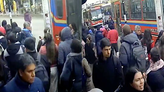 terrible-video:-un-colectivo-mato-a-una-mujer-yendo-marcha-atras-en-una-avenida-en-moreno