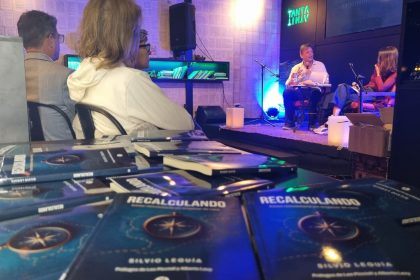 posadas-|-un-libro,-una-charla-y-muchas-preguntas:-silvio-leguia-presento-su-primer-libro-“recalculando”