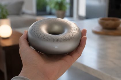 confirman-como-sera-el-nuevo-dispositivo-fisico-de-openai:-un-parlante-sin-pantalla,-con-forma-de-dona-y-movimiento-propio