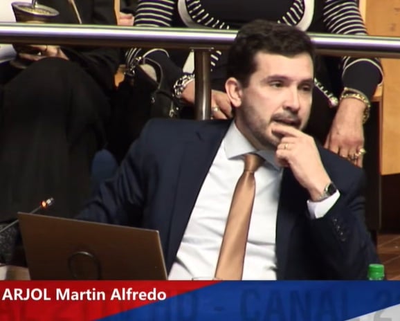 arjol-apunto-contra-las-“renuncias-en-blanco”-y-advirtio-a-macias:-“si-alguien-las-presenta,-puede-estar-cometiendo-un-delito”