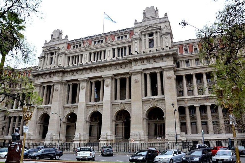 argentine-supreme-court-sets-limits-on-presidential-use-of-emergency-decrees