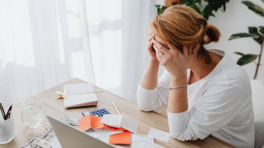 la-economia-cotidiana-sigue-en-rojo:-empleo-y-salarios-preocupan-mas-que-la-inflacion