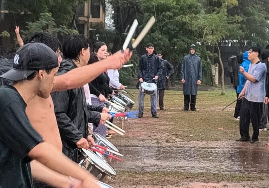 estudiantina-2026-|-tras-el-caso-de-la-madre-alcanzada-por-un-rayo,-la-epet-n°-1-conto-por-que-ensaya-con-lluvia-y-cuando-suspende