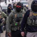 como-son-los-guantes-con-descargas-electricas-que-quiere-comprar-ice-para-las-deportaciones-masivas-de-trump