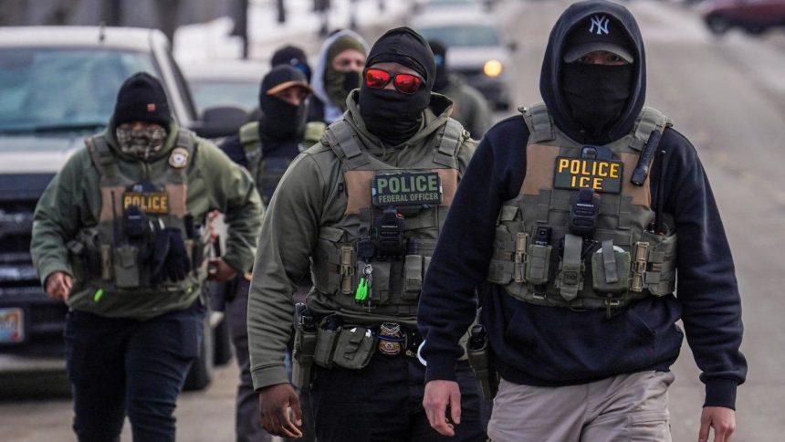 como-son-los-guantes-con-descargas-electricas-que-quiere-comprar-ice-para-las-deportaciones-masivas-de-trump