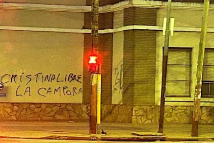 “cristina-libre”:-julian-alvarez-denuncio-que-usan-pintadas-falsas-de-la-campora-para-ensuciar-su-gestion-en-lanus