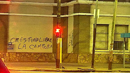 “cristina-libre”:-julian-alvarez-denuncio-que-usan-pintadas-falsas-de-la-campora-para-ensuciar-su-gestion-en-lanus