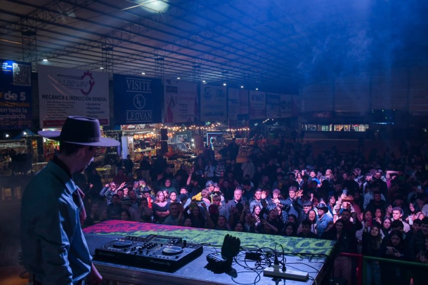 jeep-fest-argentina-2026:-una-multitud-celebro-una-gran-noche-de-integracion-cultural-en-san-vicente